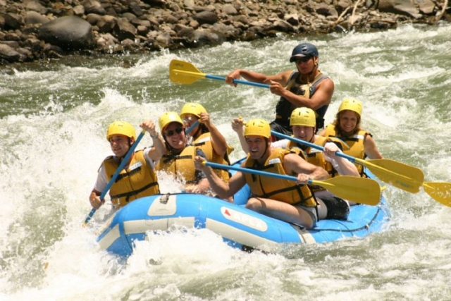  Divirtiéndose con el rafting 